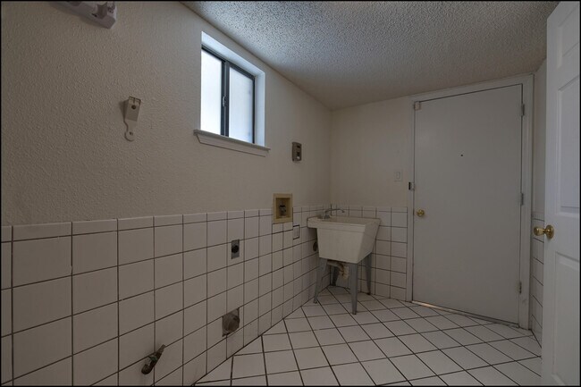 Building Photo - 1025 Jan Ellyn Ln