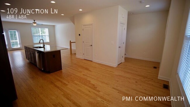 Building Photo - 4 Bed / 3 Bath Townhouse (Available 8/10/25)