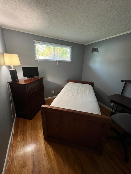 Primary Photo - 240 Greenaway Dr
