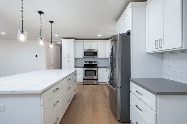Building Photo - GORGEOUS Remodeled and Upgraded Beautiful ...