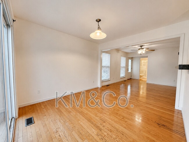 Building Photo - 213 Countryshire Dr