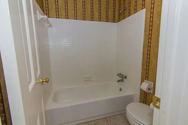 Building Photo - Spacious 3-Bedroom, 2-Bath Condo Available!
