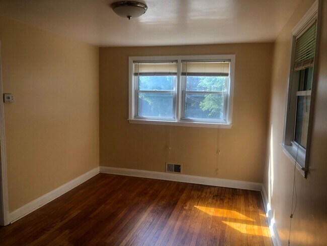 Building Photo - 3 BDRM 1.5 BTH in Baltimore City Sinclair Ln