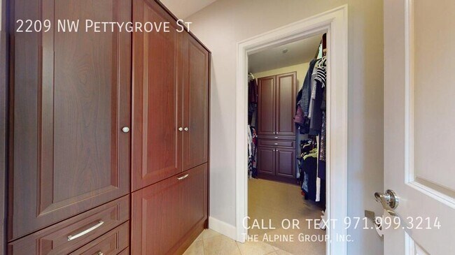 Building Photo - 2209 NW Pettygrove St