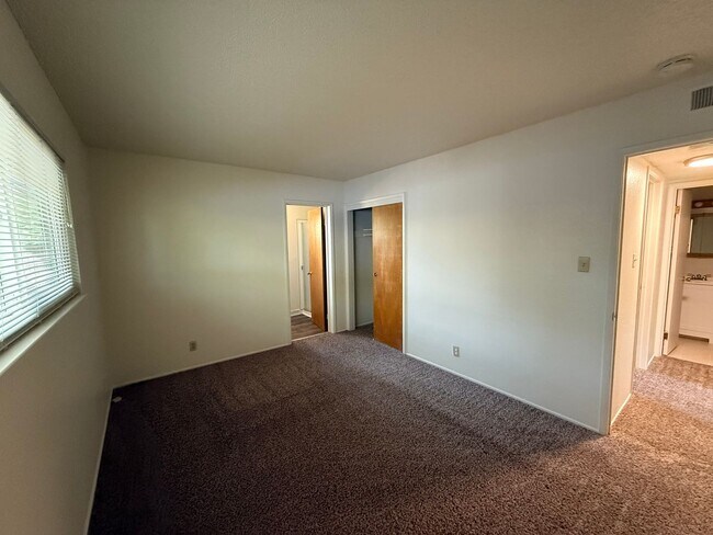 Building Photo - Cute 2 bedroom, 2 bath duplex available NOW!