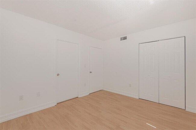 Building Photo - 9481 Palm Cir