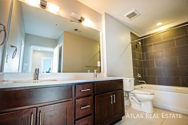 Building Photo - Beautiful 2 Bed 2 Bath Corner Apartment on...