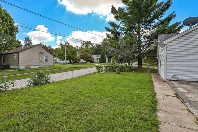 Building Photo - Adorable 4 bedroom | 2 bathroom | 2 car ga...