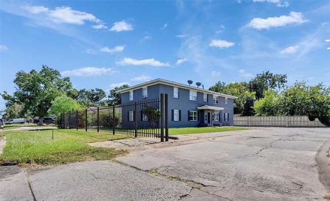 Building Photo - 7626 Pecan Villas Dr