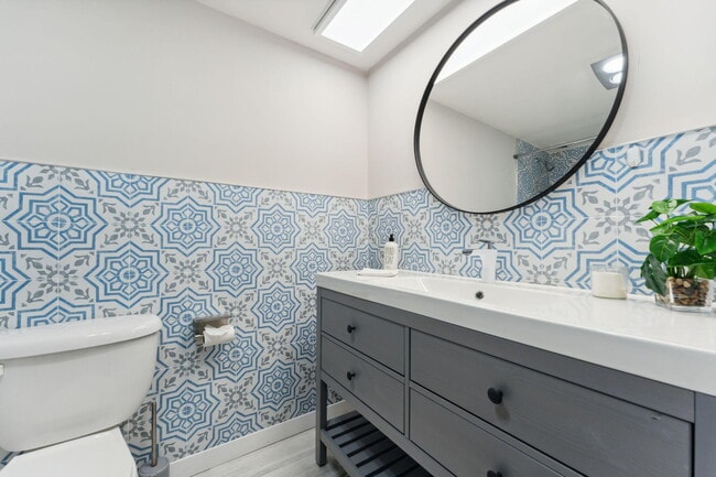 Building Photo - 3150 N Palm Aire Dr