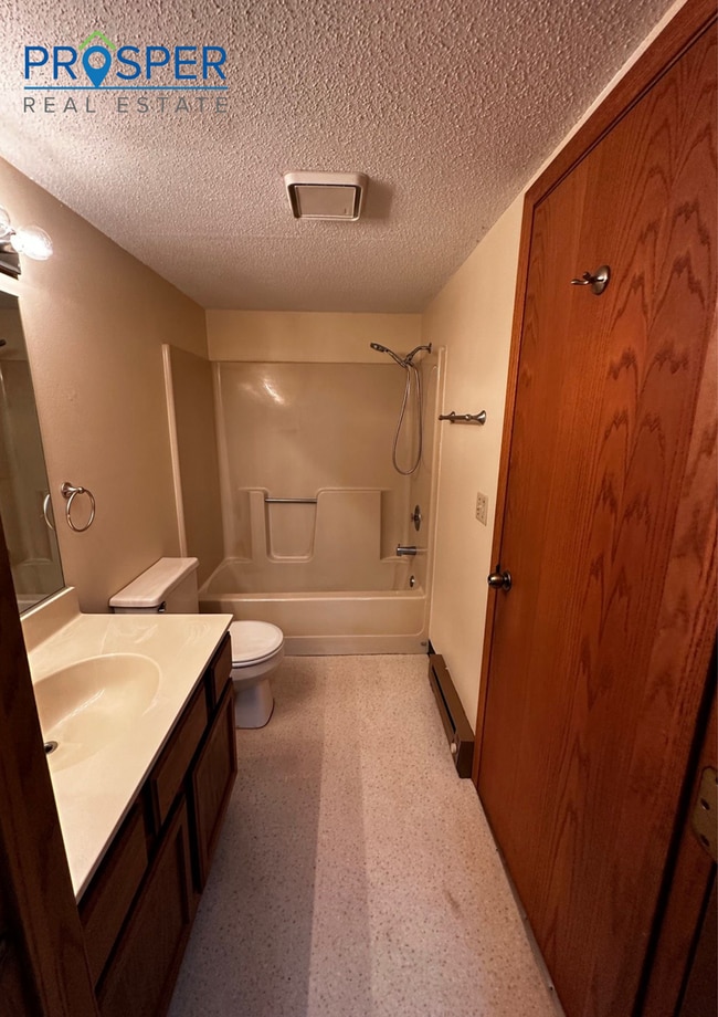 Building Photo - 3 Bedroom Unit Located Near Oakwood Mall
