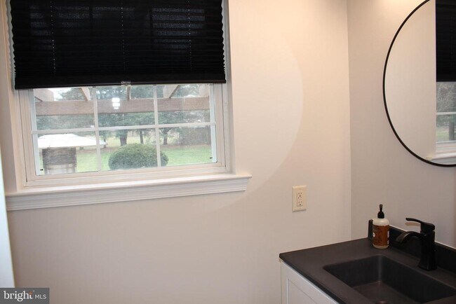 Building Photo - 176 S Patricia Dr