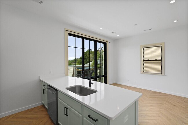 Building Photo - The 912 Building C