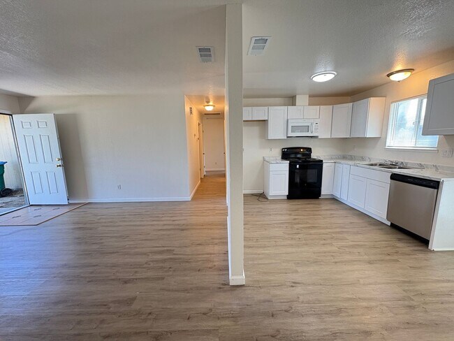 Building Photo - Updated 3 Bed, 2 Bath Single-Story Home