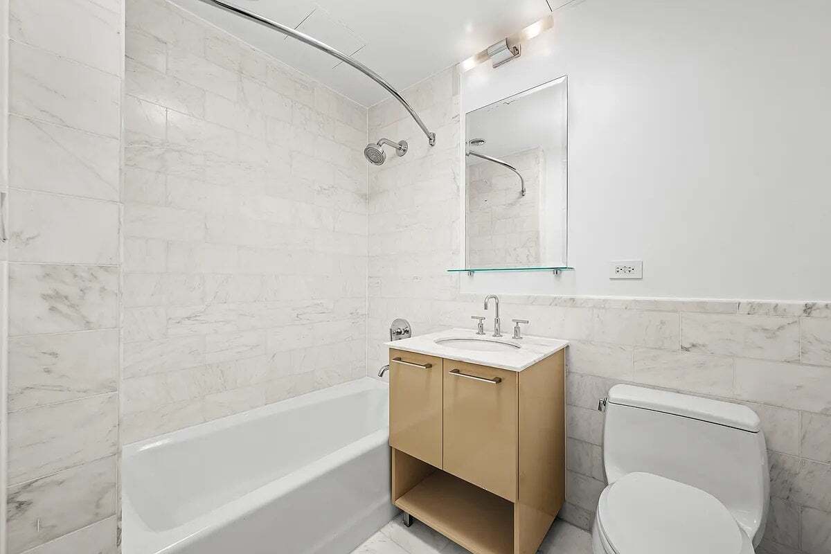 Building Photo - 49 E 34th St