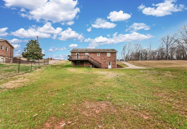 Building Photo - This charming rental in a convenient Clarksville location!