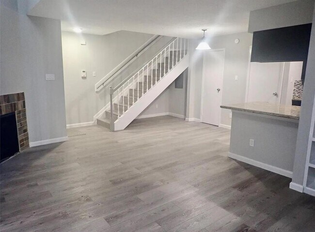 Building Photo - 11201 Lynbrook Dr