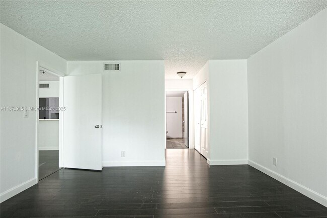 Building Photo - 100 Lakeview Dr