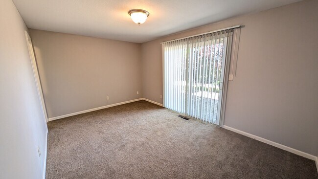 Building Photo - Single level 3 bedroom 2 bath home in the ...