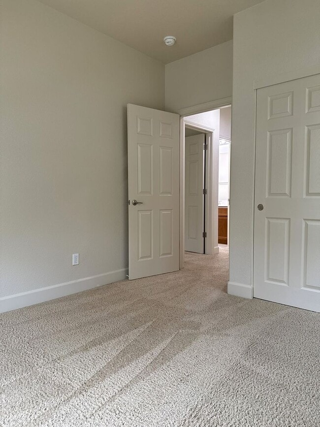 Building Photo - Pleasing 5/2 near college and UC