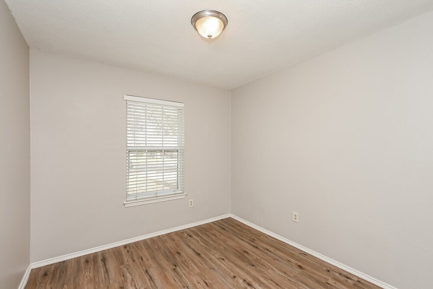 Building Photo - 428 Guadalupe Dr