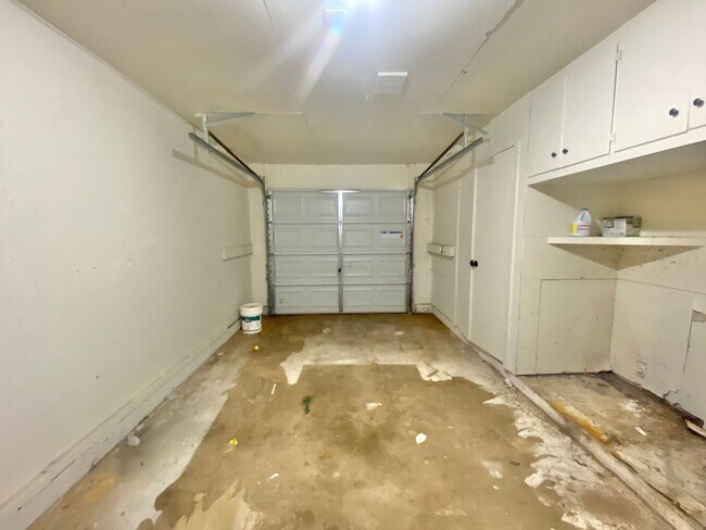 Building Photo - Newly remodeled 3 bed 2 bath now available (furniture incl.)
