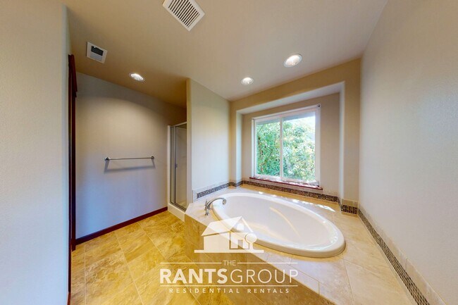 Building Photo - Fantastic Puyallup Neighborhood! Easy Commute to JBLM!