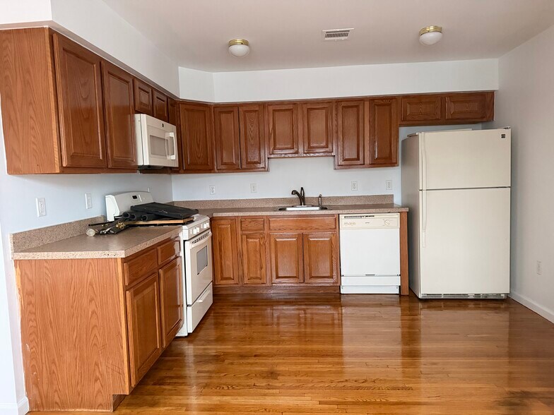 Kitchen - 216 Amity St