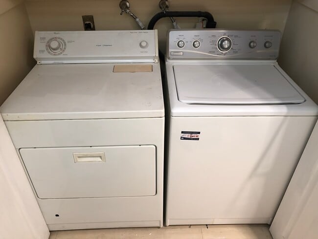 Building Photo - 4732 Lakeview Ave