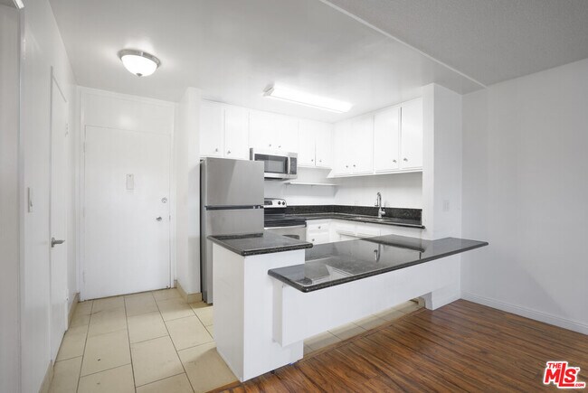 Building Photo - 425 S Kenmore Ave