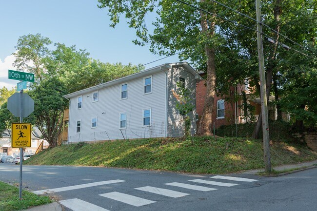 Building Photo - 201 Holly Dr