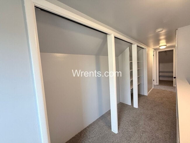 Building Photo - 5 bed 2.5 bath home