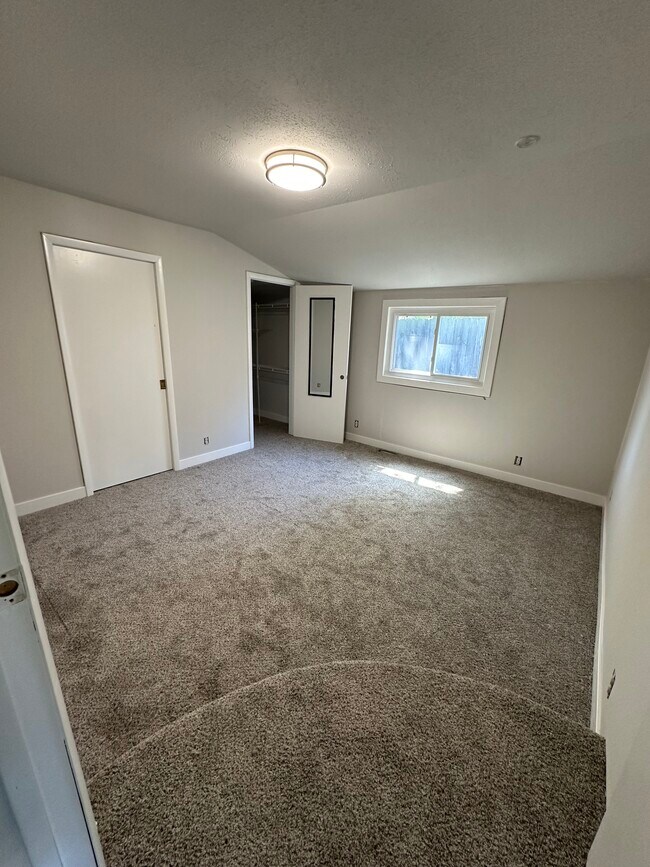 Master - 240 W 8th Ave