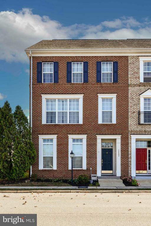 Building Photo - 13592 Village Green Dr