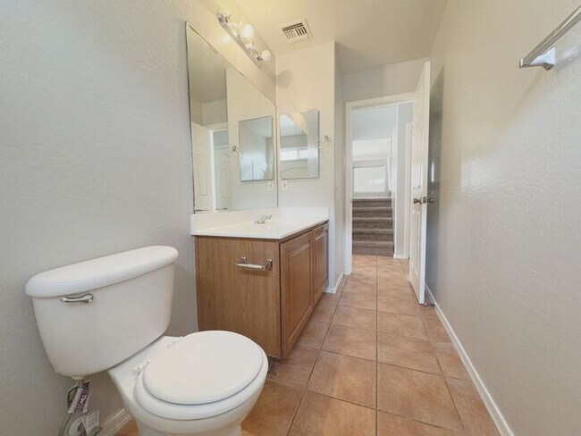 Building Photo - Large 4Bedrooms- 3Bath Home!!!