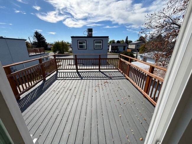 Building Photo - 521 E Yellowstone Ave