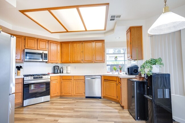 Building Photo - Gorgeous Single story home - walking dista...
