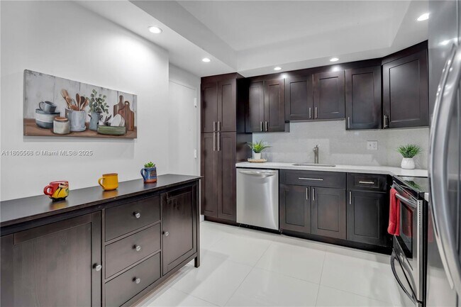Building Photo - 500 Bayview Dr