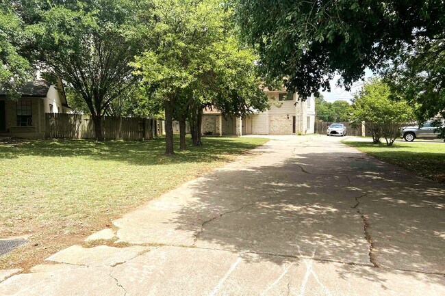 Building Photo - 1708-1710-1710 Horseshoe Cir