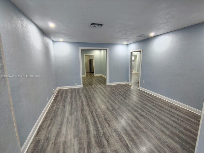 Building Photo - 115 Walker Ave
