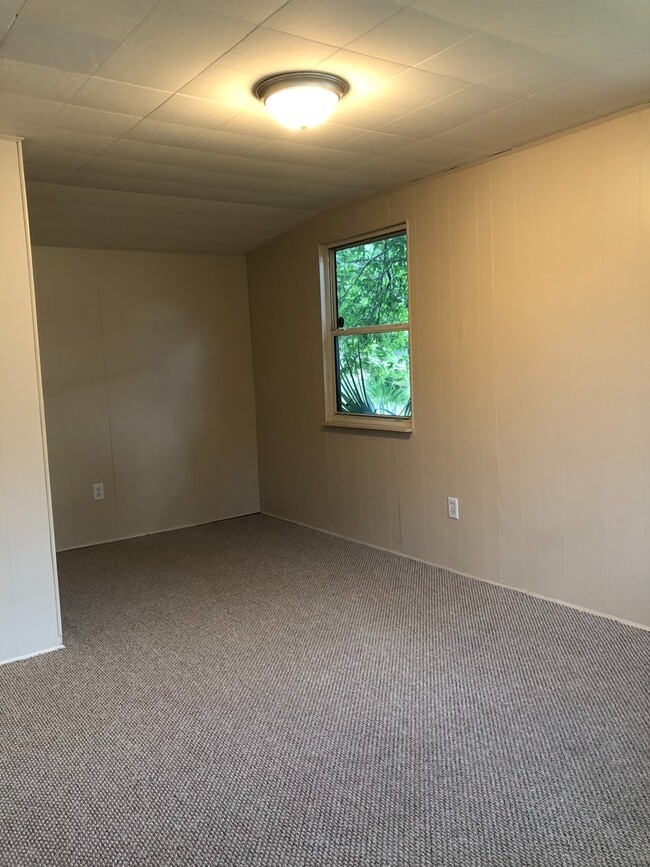 Building Photo - 2 Bed 1 Bath Home | Pet Friendly | Washer ...