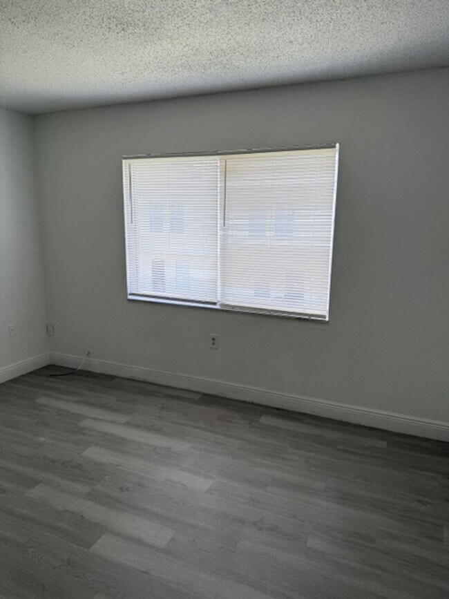Building Photo - Privately owned 3 bedroom condo
