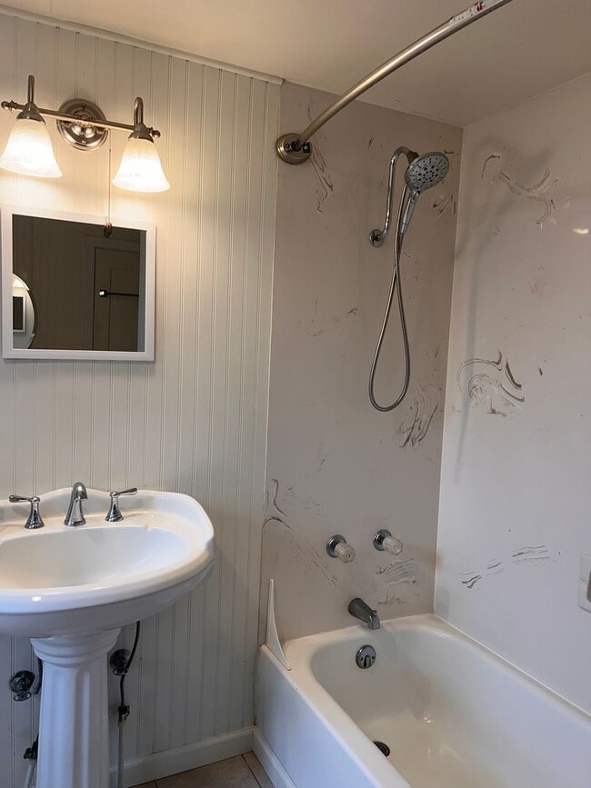Building Photo - SIngle Family 2 Bedroom 1 Bath Home on Lar...