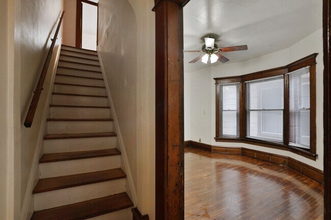 Building Photo - Large 5 Bedroom North Campus Townhouse - 1st house from High Street