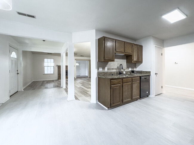 Building Photo - LOVELY STRAWBRIDGE HOME FOR RENT!!!
