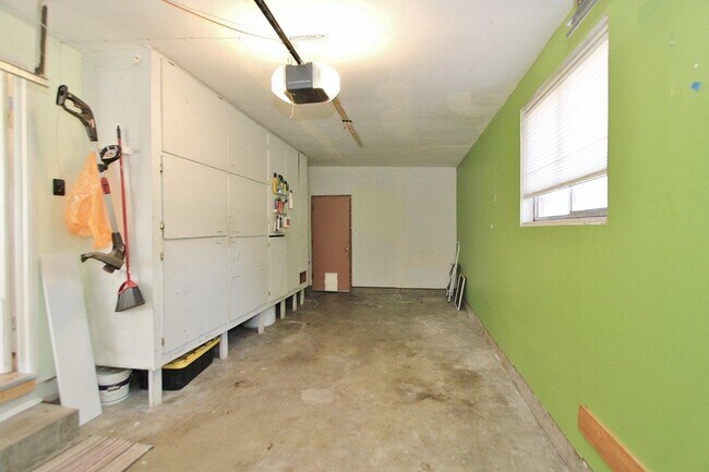 Building Photo - Charming Single-Level Home on Cul-de-sac