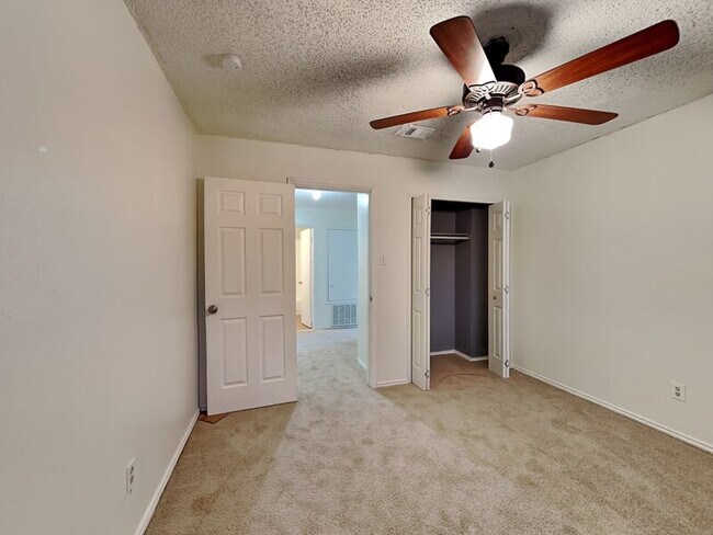 Building Photo - 1012 Garden Trail