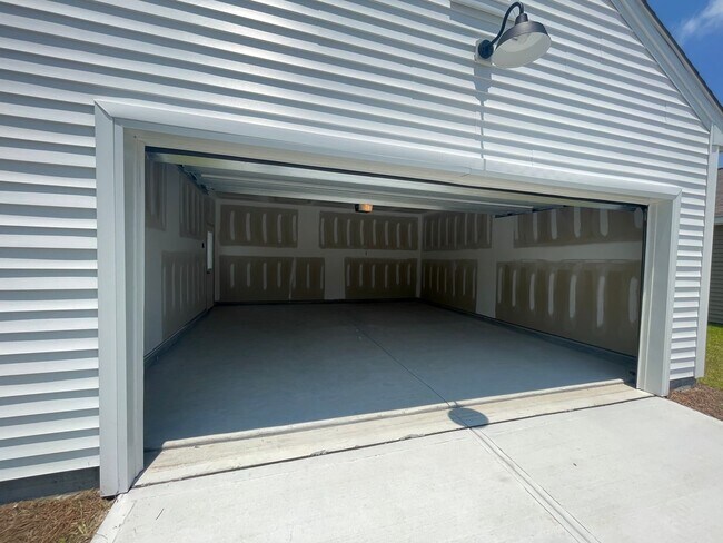 Building Photo - 3 BR Home in River Oaks!