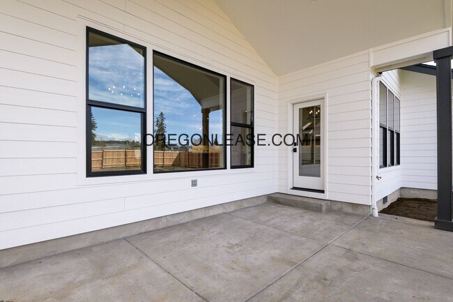 Building Photo - Gorgeous New Construction in Brand New Veneta Subdivision