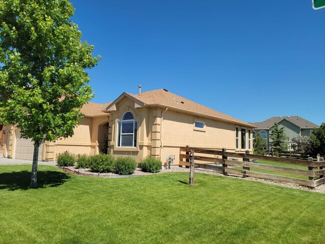 Building Photo - 5 Bed 3 Bath Ranch w/ AC - Available Now! ...